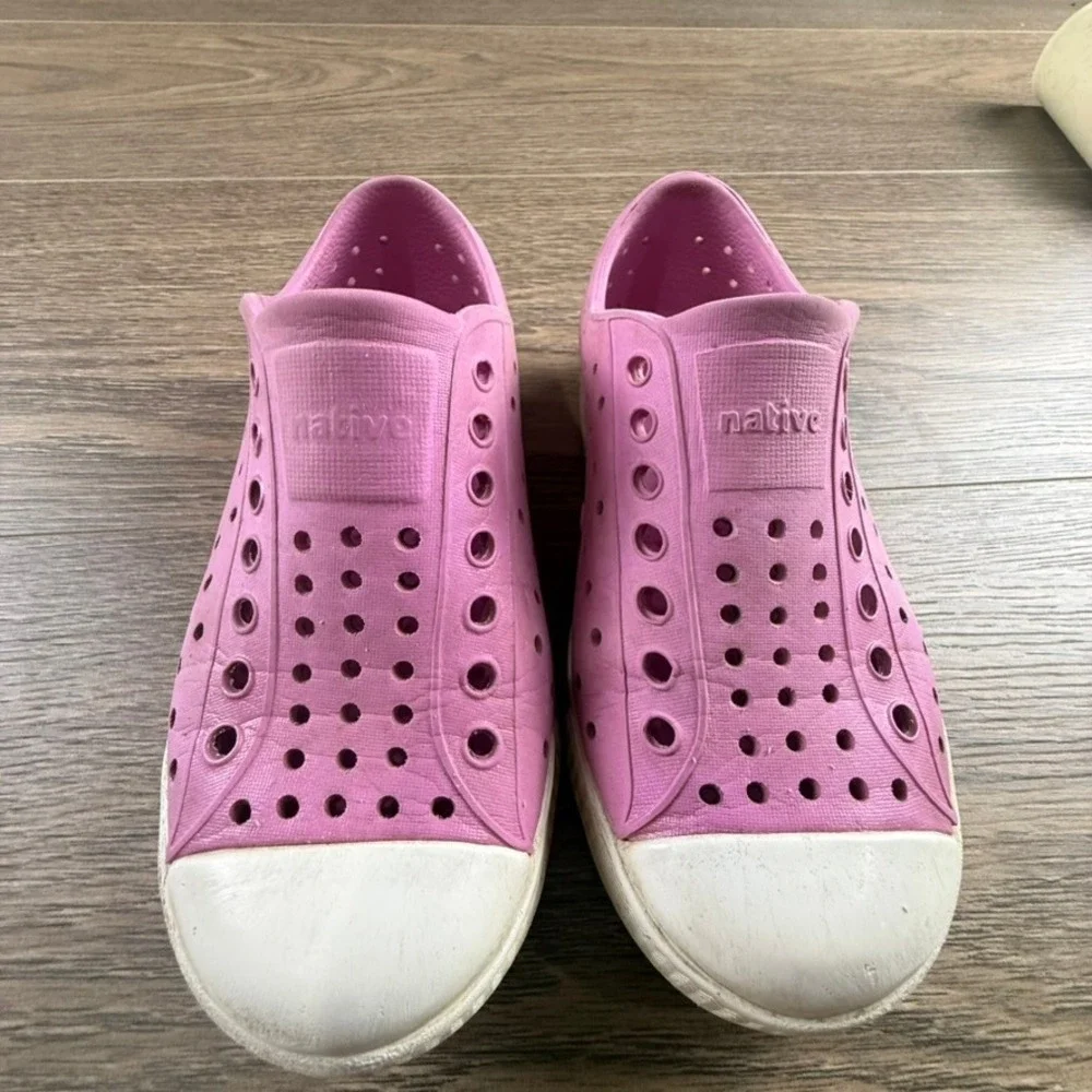 Native Jeffersons Girls Slip On Shoes EVA Pink Size 2 Outdoor Summer Water Shoe
